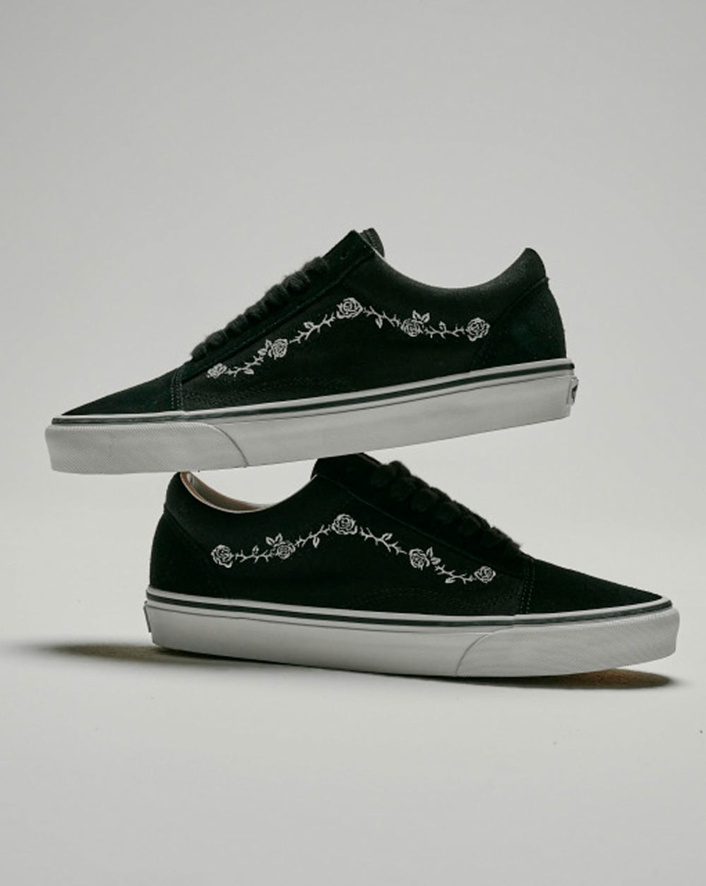 Old Skool Shoe in Black / White | Vans outlet