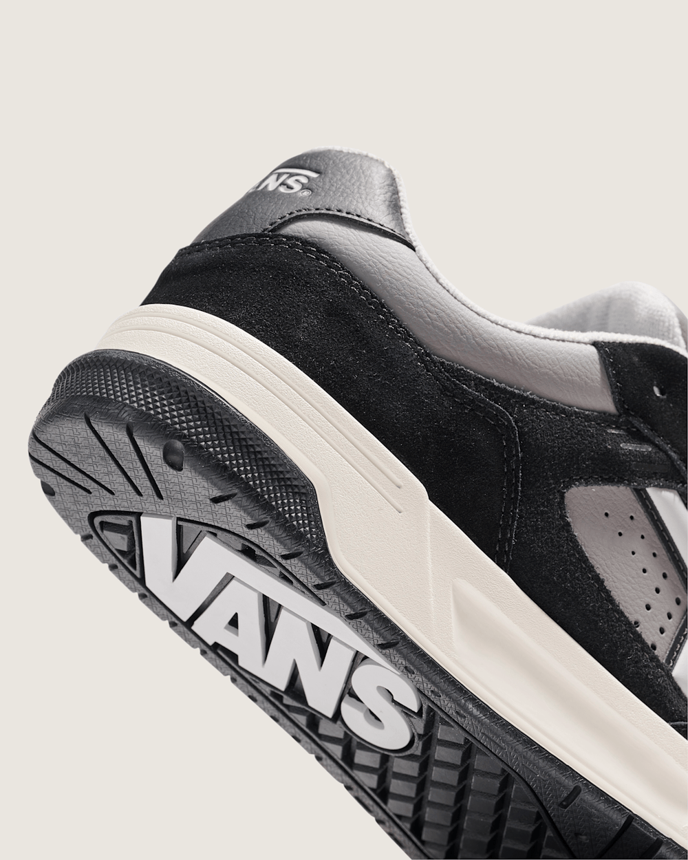 Upland Shoe in Black / Grey | Vans outlet