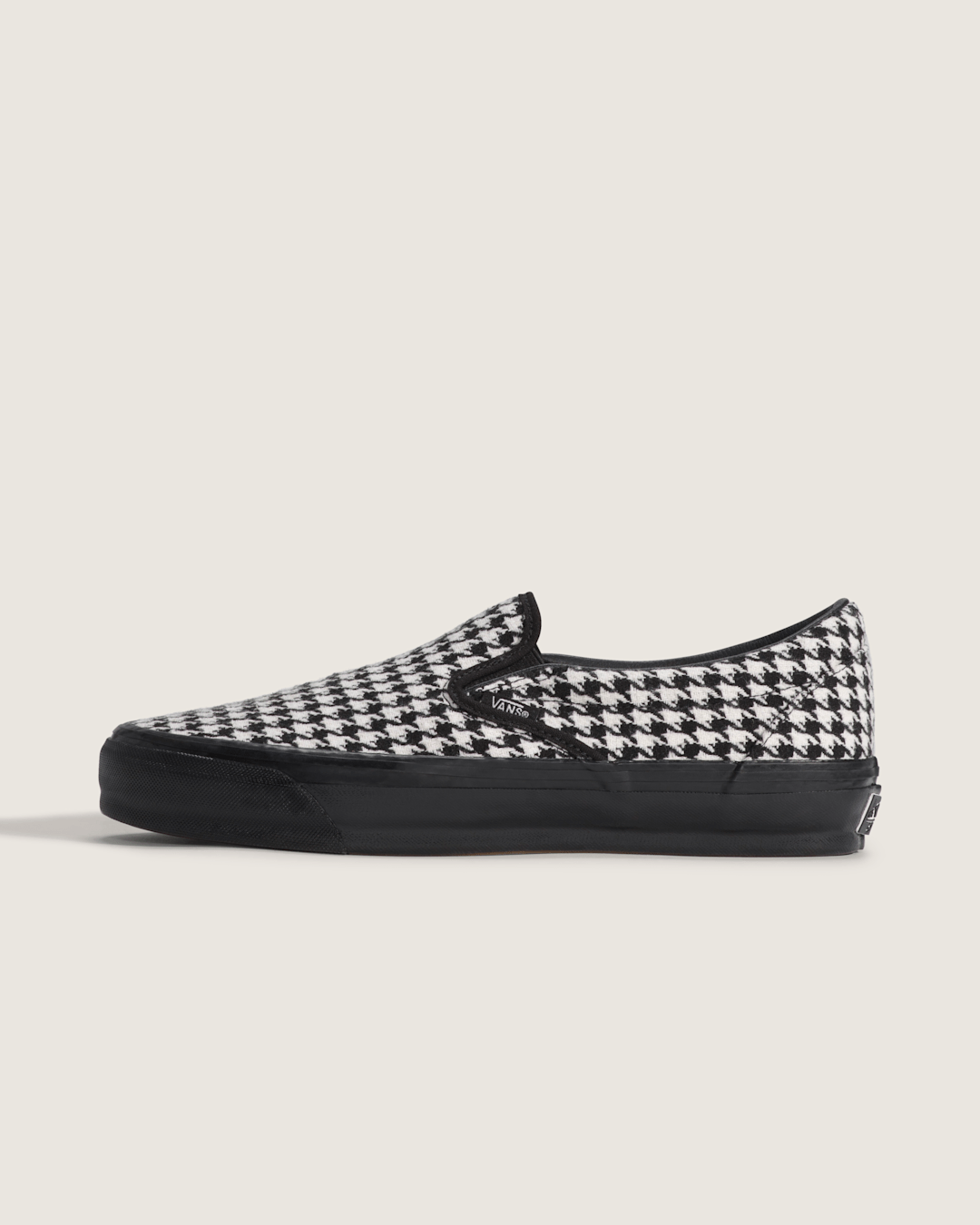 Premium Classic Slip-On Shoe in Houndstooth Black / White | Vans sale