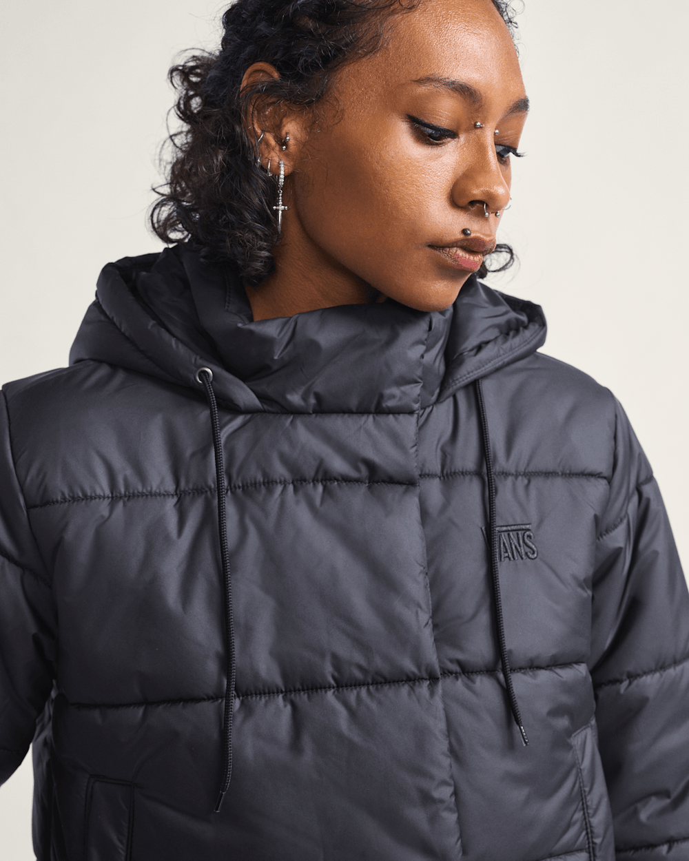 Hillgate Cropped Puffer Jacket in Black | Vans sale