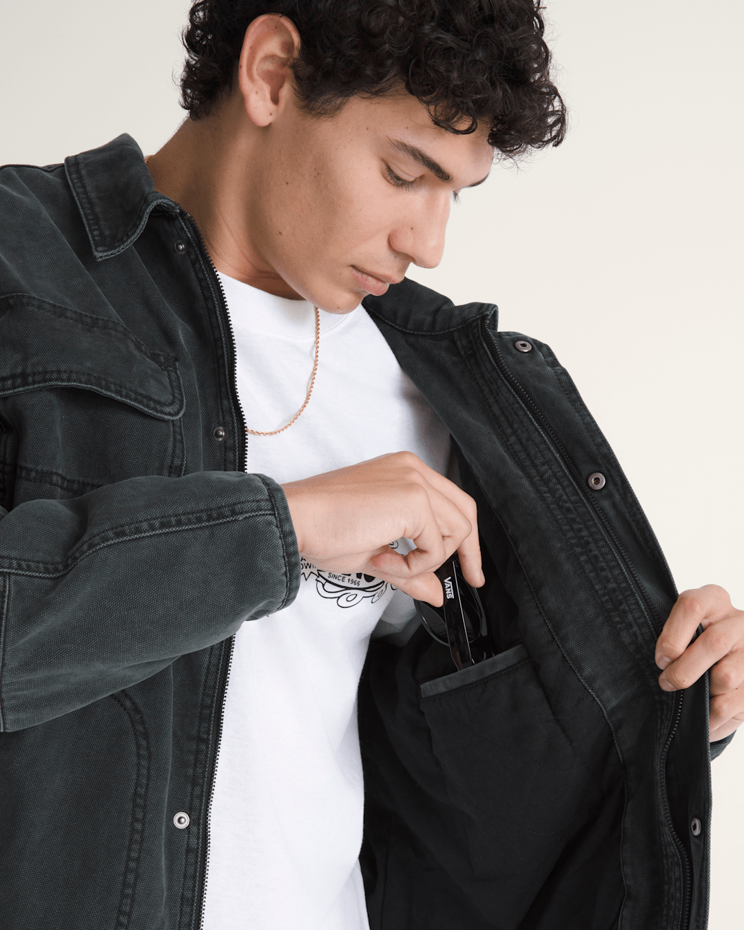 Umber Pigment Canvas Jacket in Black | Vans online