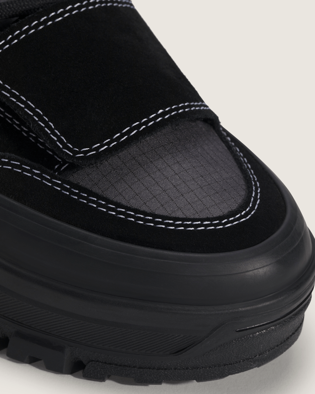 Mountain Mid GORE-TEX Insulated Shoe in Black | Vans sale