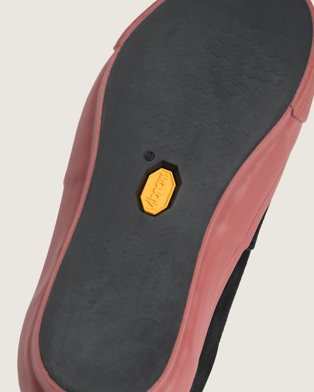 OTW Authentic 44 Siped Vibram in Black / Ochre Red | Vans outlet